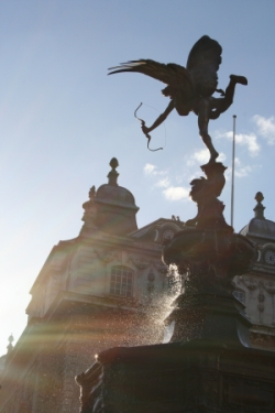 Der Shaftesbury-Gedenkbrunnen beim Piccadilly Circus in London